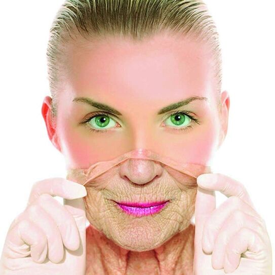 一位成年女性用家庭疗法消除面部皱纹