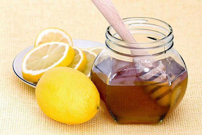 柠檬和蜂蜜是面膜的成分，可以完美地提亮和收紧面部皮肤