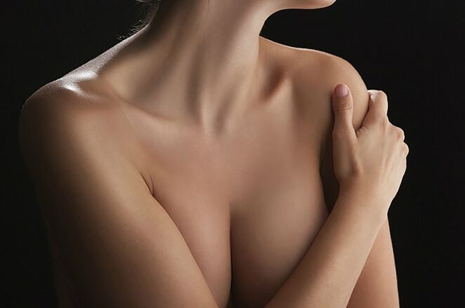 乳沟区域的皮肤光滑均匀